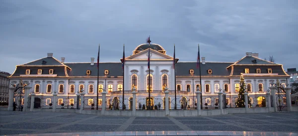 Bratislava - palacio del presidente y decoración de Navidad —  Fotos de Stock