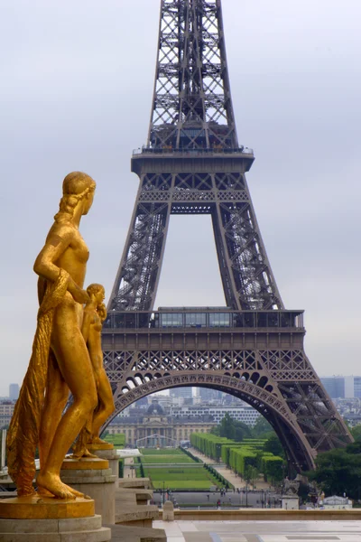 Paříž - Eiffelova věž a sochy od trocadero — Stock fotografie