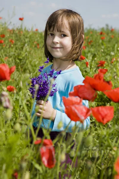 Маленькая девочка и кукурузные розы — стоковое фото