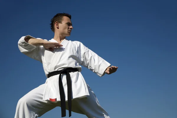 Entrenamiento de karate en kimono — Foto de Stock