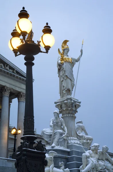 Wiedeń - pallas athena fontanna w zimowy poranek — Zdjęcie stockowe