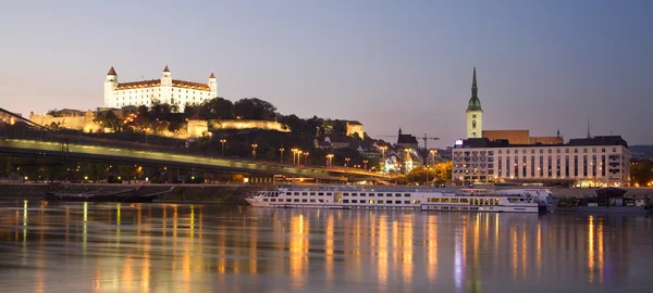 Bratislava - castillo y catedral desde la orilla del río por la noche —  Fotos de Stock