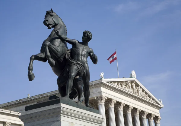 Wiedeń Spiżowa statua i Parlamentu — Zdjęcie stockowe