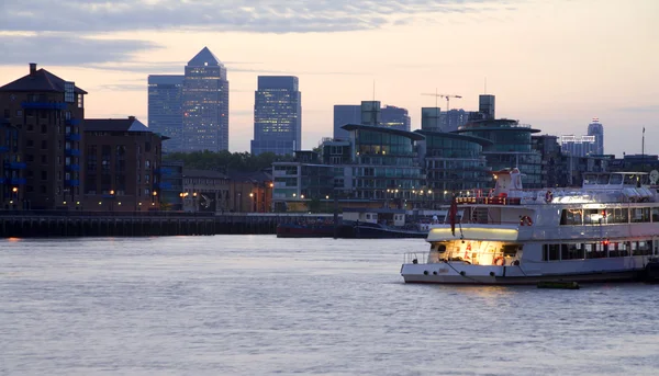 Λονδίνο - δίπλα στο ποτάμι και ουρανοξύστες το πρωί — Φωτογραφία Αρχείου