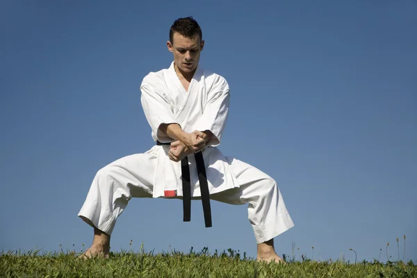 Карате-тренировка в кимоно — стоковое фото