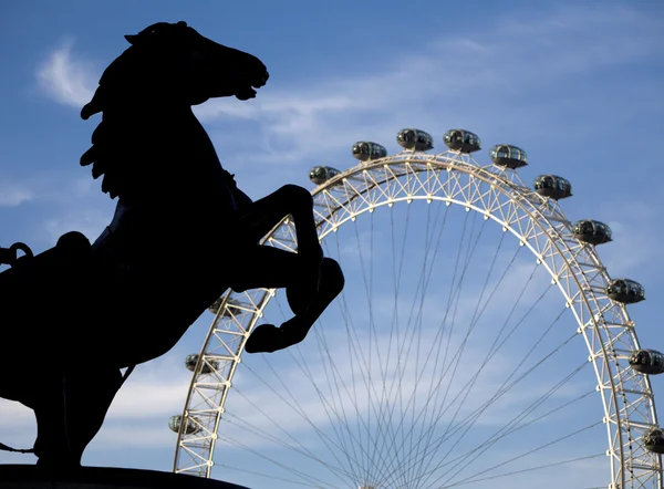 London - silhuetten av Boudicca monument och london eye — Stockfoto