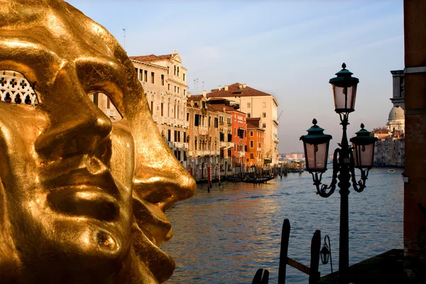 在傍晚的光线威尼斯-黄金面具和运河格兰德 — 图库照片