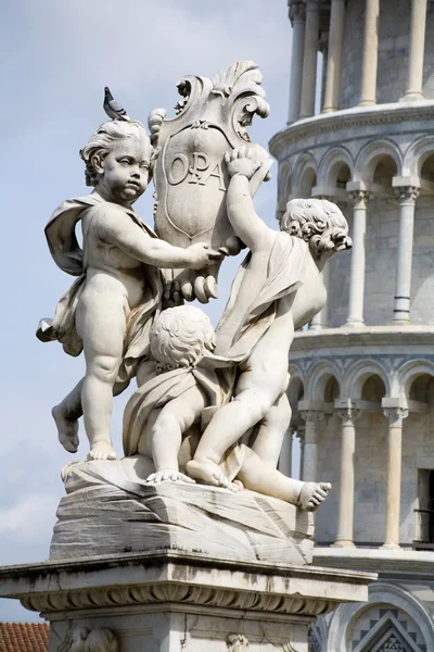 Pisa - andělé socha a visící věž — Stock fotografie