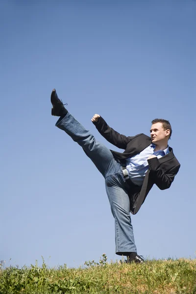 Каратэ-тренинг бизнесмена - удар ногой — стоковое фото