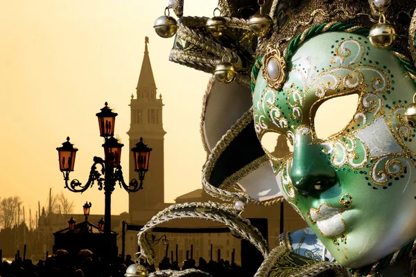 Венеция - маска и San Giorgio di Maggiore chuch — стоковое фото