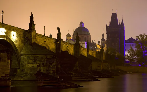 Praga - Puente de Carlos por la noche —  Fotos de Stock