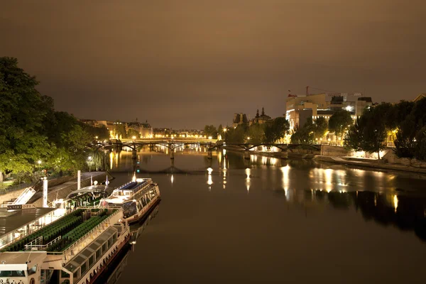 Paris - Flussufer in der Nacht — Stockfoto