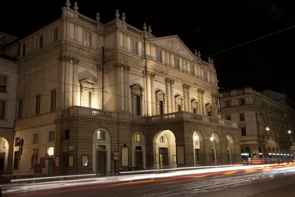 米兰-歌剧 la scala 在晚上 — 图库照片