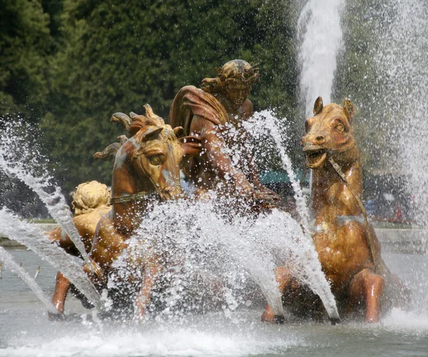 Paris - fontän från versailles-palatset — Stockfoto