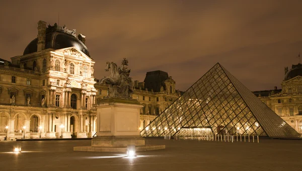 PARIS - 16 de junho: Pirâmide do Louvre e palacete à noite em 16 de junho de 2011 em Paris . — Fotografia de Stock