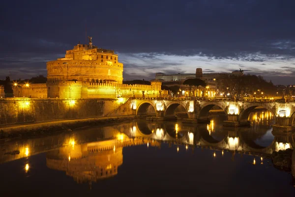 Rzym - zamek aniołów i most w rano — Zdjęcie stockowe