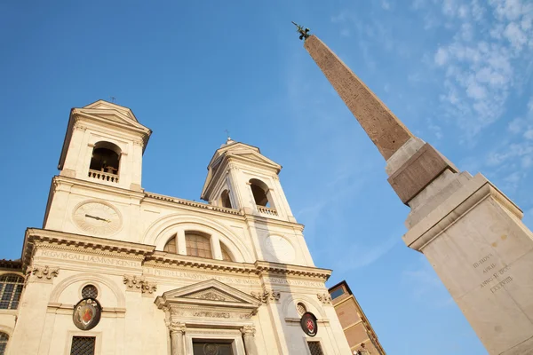 Róma - obeliszk és a Chiesa della Trinita dei Monti templom — Stock Fotó