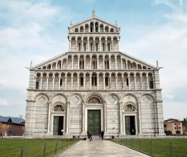Πίζα - πρόσοψη του καθεδρικού ναού - piazza dei miracoli — Φωτογραφία Αρχείου