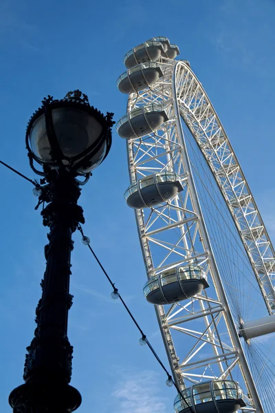 London, england - 29 maj 2009: detalj av london eye i morgonljuset. "ögat" byggdes 1999 och tidigt 2000 som en del av millennium firandet. 29 maj 2009, london, Storbritannien, — Stockfoto