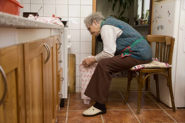 Pişirme - bekleyen tarafından yaşlı kadın — Stok fotoğraf