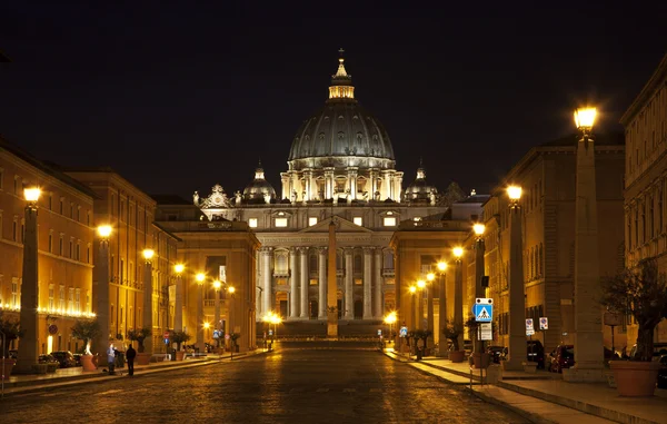 Roma - Basilica e via San Pietro di notte — Foto Stock