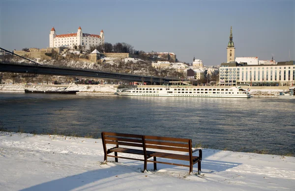 Bratislava - castillo y catedral desde la orilla del río en invierno —  Fotos de Stock