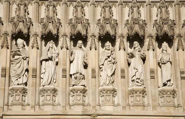 Londres Estatua de los santos de la fachada oeste de la abadía de Westminster — Foto de Stock