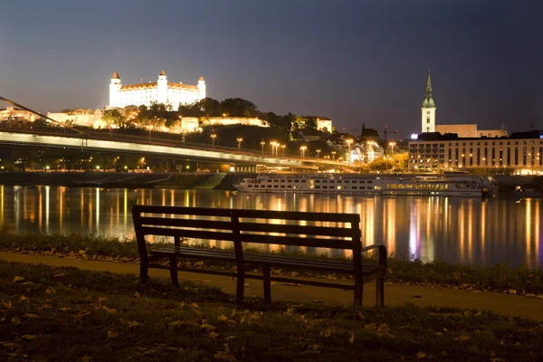 Bratislava - hrad a katedrála z riverside — Stock fotografie