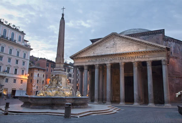 Rom - fontän från Piazza della Rotonda och Pantheon i morgon — Stockfoto