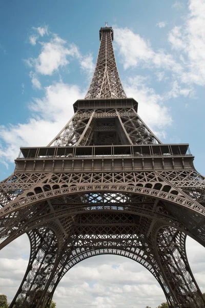 Париж - Эйфелева башня и небо — стоковое фото
