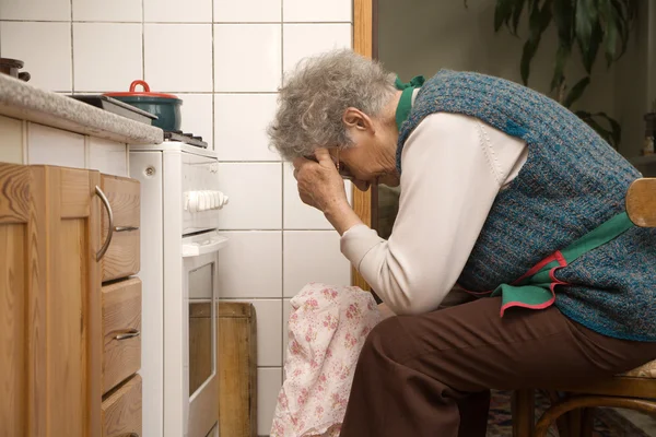 Oude vrouw door koken - wachten — Stockfoto