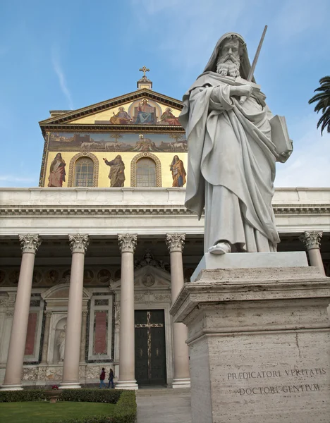 Řím - st. Paul s satatue pro bazilika st. Paul - St. Paolo fuori le mura bazilika — Stock fotografie