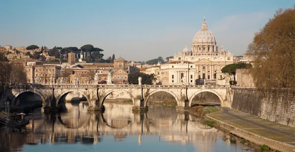 Řím - andělé most a st. peter s bazilikou ráno — Stock fotografie