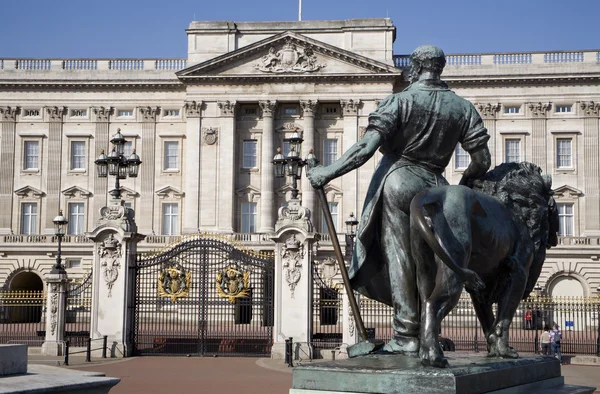 Лондон - памятник Виктории и Букингемский дворец — стоковое фото