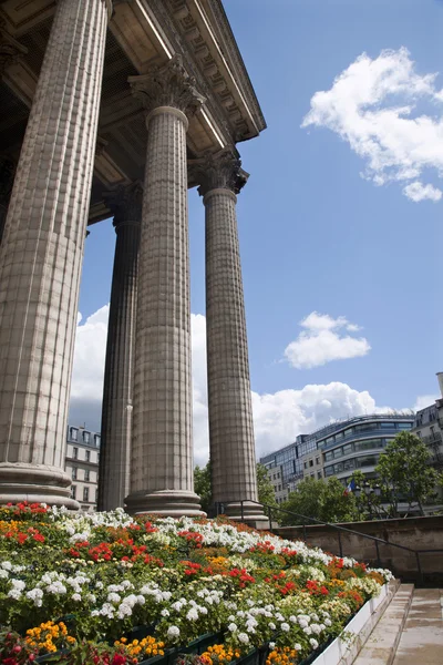 París - flores y columna de la iglesia de Madeleine — Foto de Stock