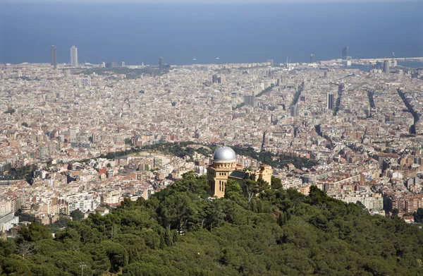 Utsikten över barcelona från tibidabo hill — Stockfoto