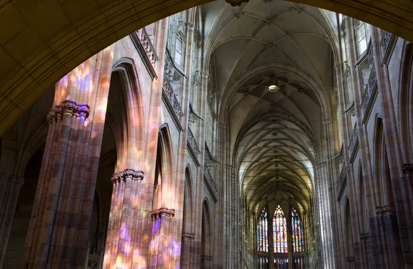 Pague - St. Vitus catedral - interior en la luz de la noche —  Fotos de Stock