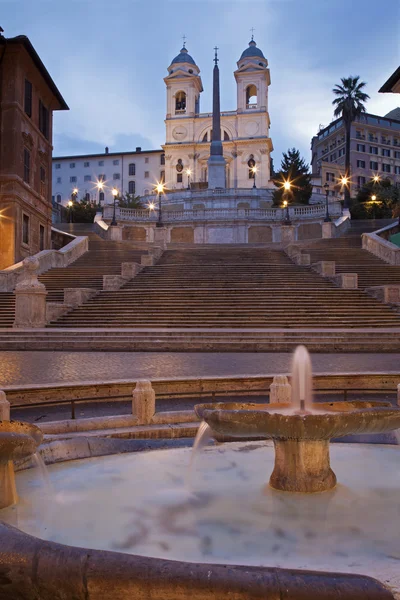 Rzym - Hiszpania schody w rano i chiesa della Trinità dei monti Kościoła — Zdjęcie stockowe