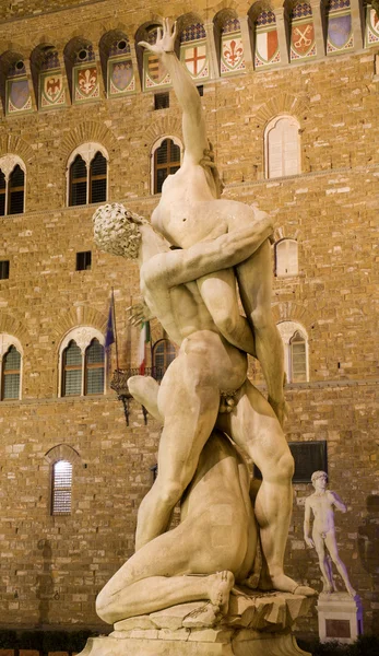 Florence - Sabines, Loggia dei Lanzi, Giovanni da Bologna által repce - éjszaka — Stock Fotó