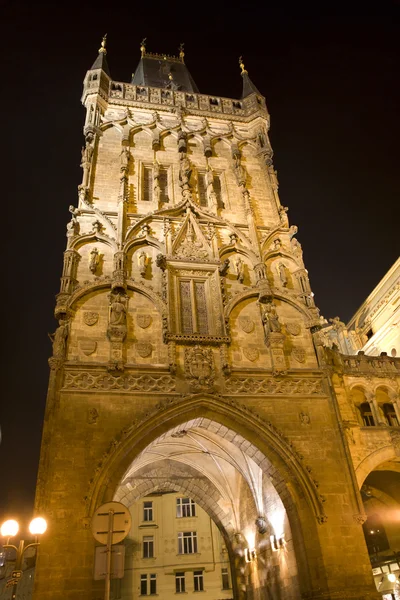 Praag - gotische poeder poort in de nacht — Stockfoto