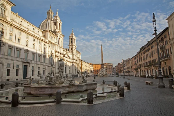 Rome - piazza navona in de ochtend en de fontein van de moor door gian lorenzo bernini, 1653-1654 en santa agnese in agone kerk — Stockfoto