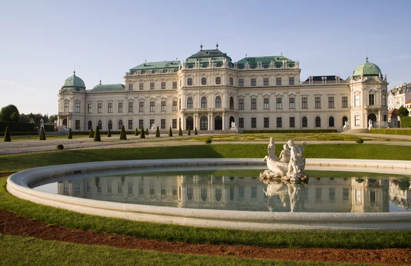 Vienna - Belvedere palace in morning - fountain — Stock Photo, Image