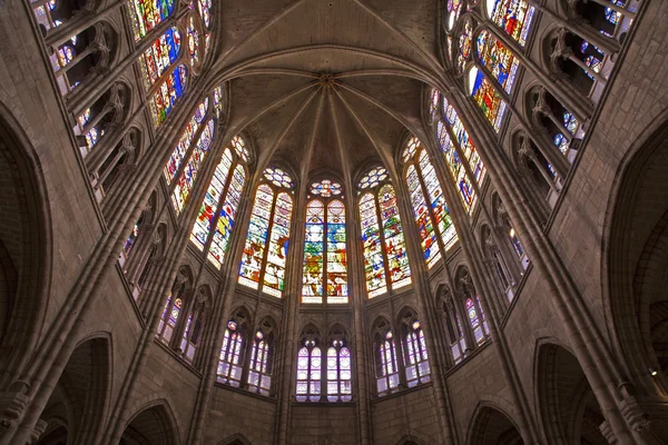 París - interior de la catedral de Saint Denis - ventana del santuario — Foto de Stock