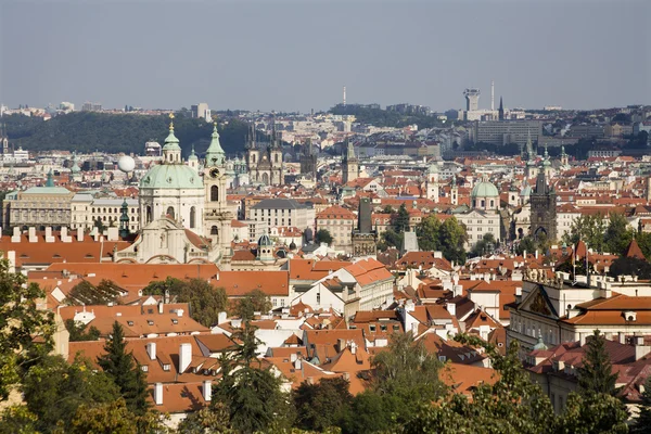 Praga - Veduta dal castello alla città vecchia e la chiesa di San Nicola — Foto Stock