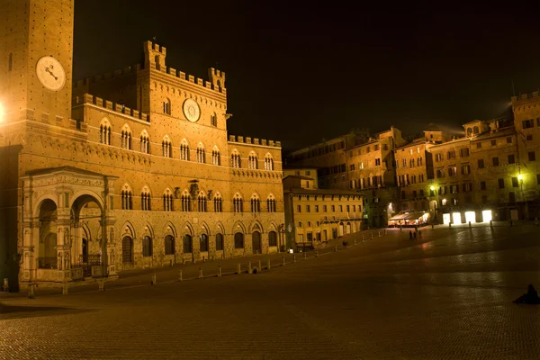 锡耶纳-在夜晚的市政厅和广场 del campo — 图库照片