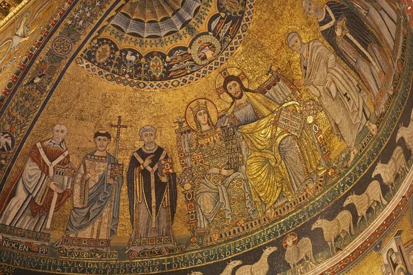 Рим - старый мозаичный "Коронация Богородицы" из главного Апсе Санта-Мария в церкви Трастевере с 13-го века Пьетро Каваллини  , — стоковое фото