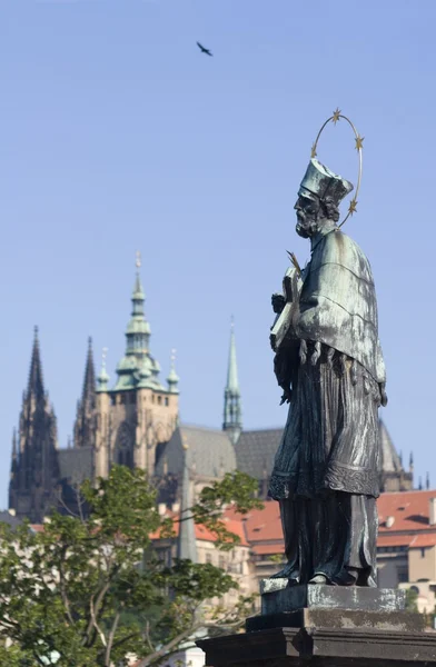 Prag - hl. Johann der Nepomuk-Statue von der Karlsbrücke — Stockfoto