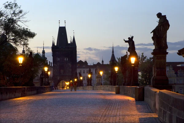 Prag - Karlsbron i morgondimma och ljus — Stockfoto