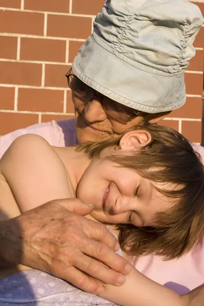 Liebe zu Großmutter und Enkelkind — Stockfoto