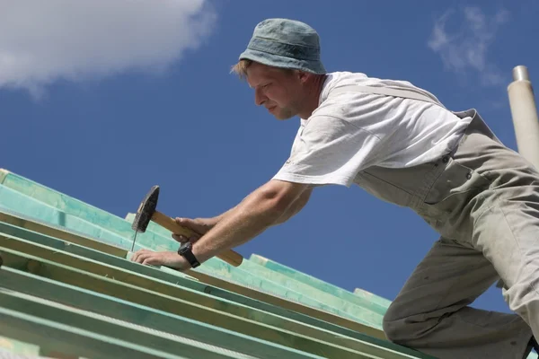 Stolarz na dachu - pracownik — Zdjęcie stockowe